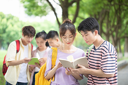 学生在校园看书图片