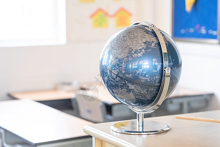 开学元素讲台上的地球仪背景