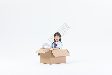 坐在箱子里的儿童孩子开心高清图片素材