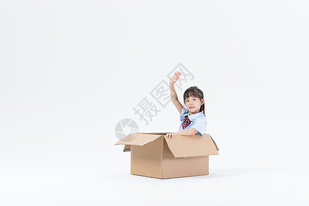 坐在箱子里的儿童孩子快乐高清图片素材