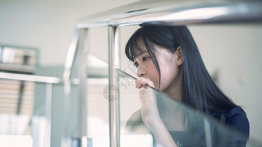 清新美女在楼道图片