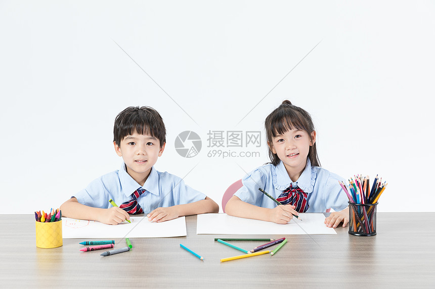 儿童坐着画画图片