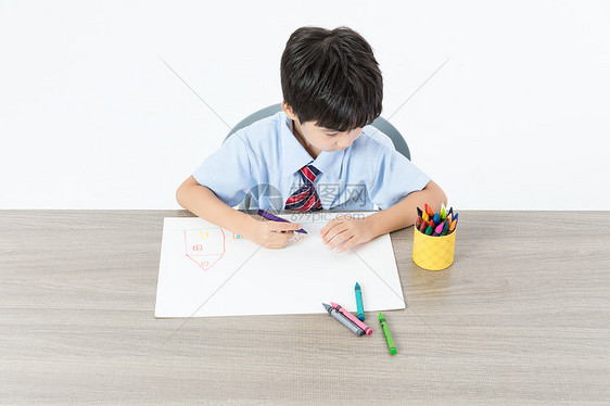 书桌上画画的儿童图片
