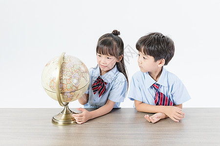 儿童学习地球仪图片