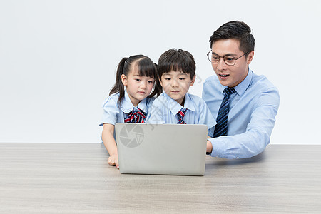 和孩子一起学习老师陪孩子使用电脑背景