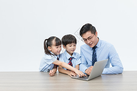 和孩子一起学习老师陪孩子使用电脑背景