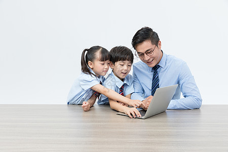 和孩子一起学习老师陪孩子使用电脑背景