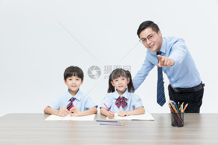 老师和孩子一起学习图片