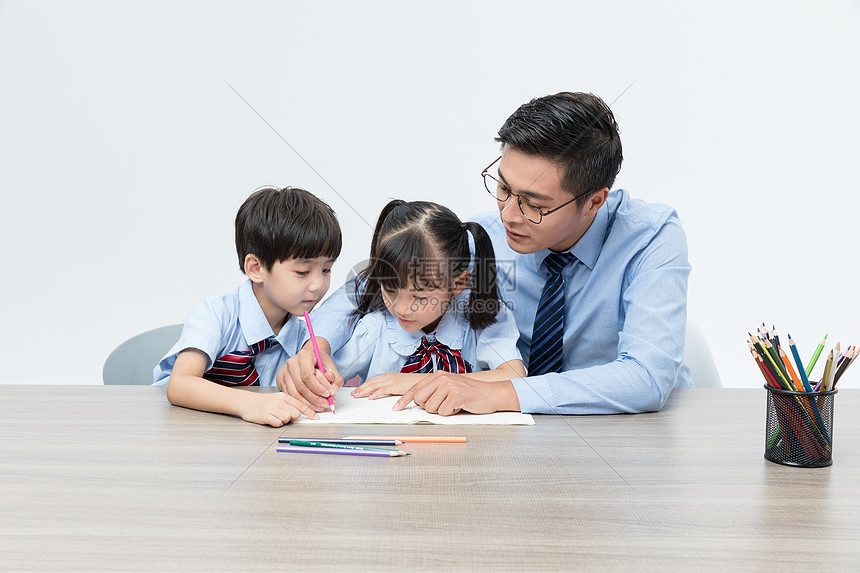 老师和孩子一起学习图片