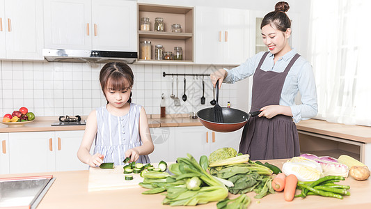 母子在厨房做饭背景