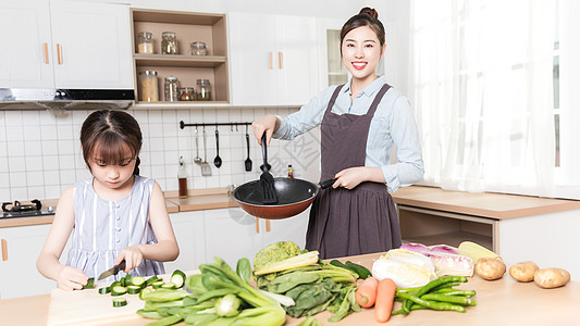 母子在厨房做饭图片