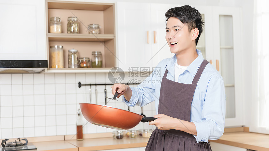 做饭的男生图片