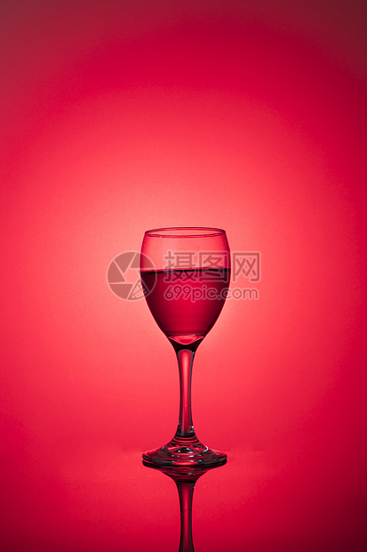 红酒高脚杯图片