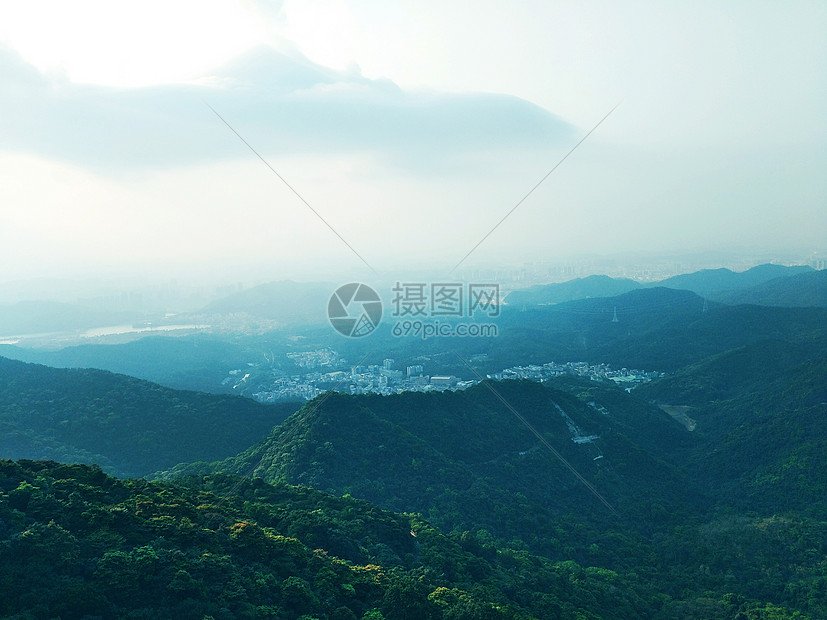 登山爬山顶的风景图片