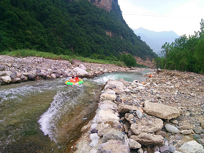 三峡漂流小溪戏水高清图片