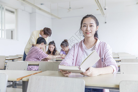 教室里自信微笑的学生背景图片