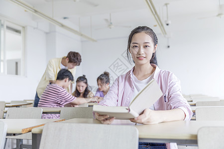 教室里自信微笑的学生背景图片