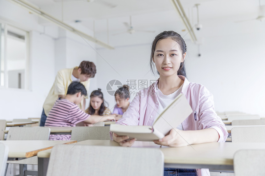 教室里自信微笑的学生图片