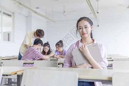 教室里自信微笑的学生图片