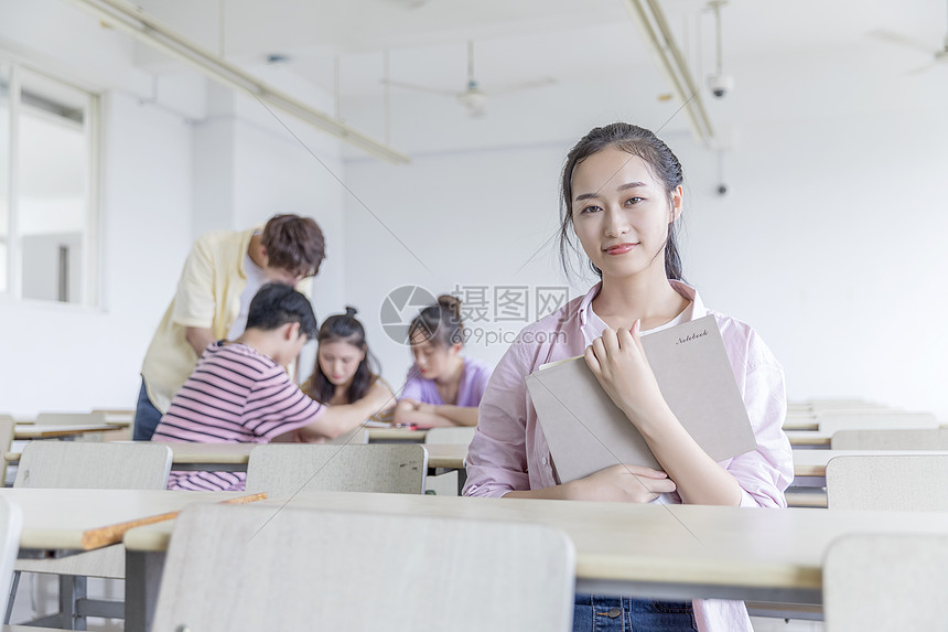 教室里自信微笑的学生图片