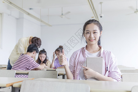 教室里自信微笑的学生图片