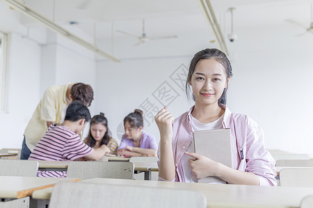 教室里自信微笑的学生图片