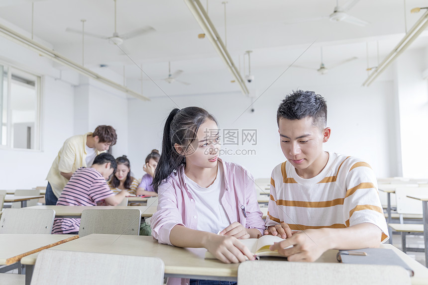 在教室里讨论问题的学生图片