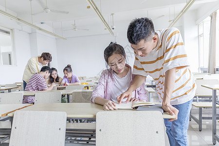 在教室里讨论问题的学生图片