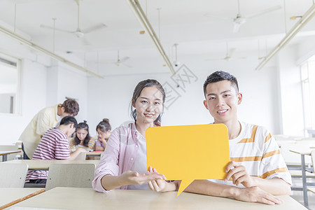 在教室里举着KT板的男女学生图片