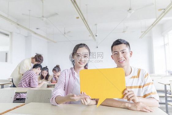 在教室里举着KT板的男女学生图片