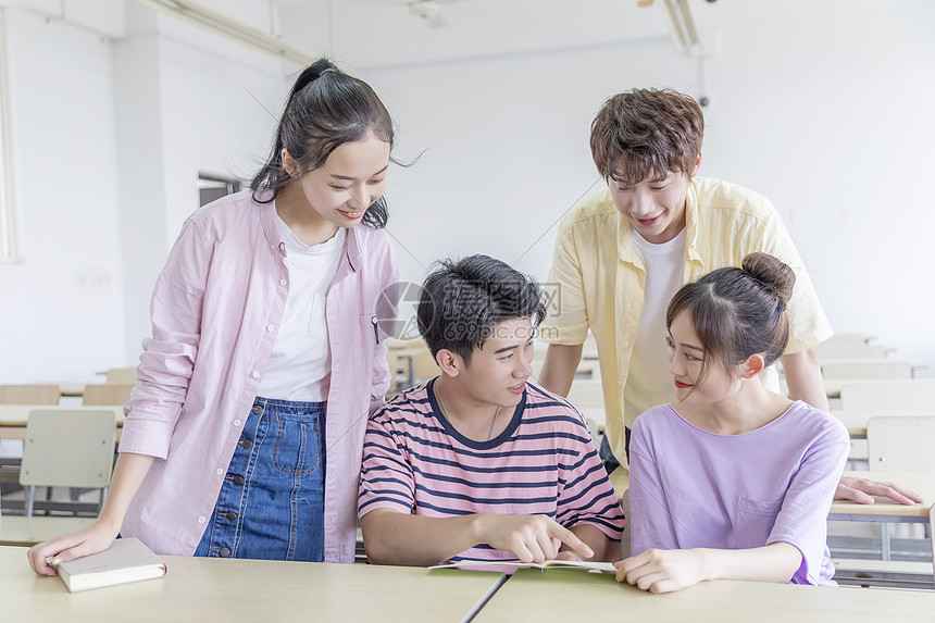 在教室里讨论问题的学生们图片