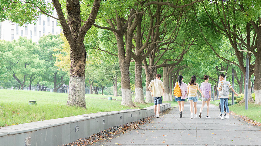 活力大学生背影图片