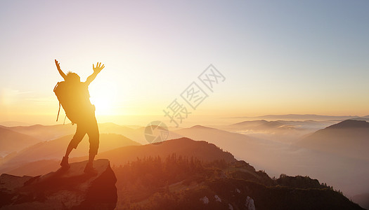 石头山峰登山者设计图片