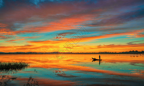 彩霞满天，湖面小船背景图片