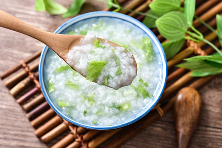 青菜稀饭舀粥吃春饼高清图片