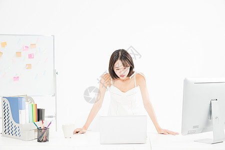职业女性看电脑女设计师站立办公看电脑背景
