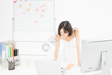 职业女性看电脑女设计师站立办公看电脑背景
