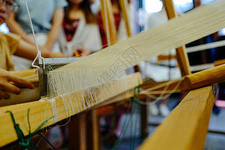 刺绣工艺品“一寸缂丝一寸金”的缂丝和织丝机背景