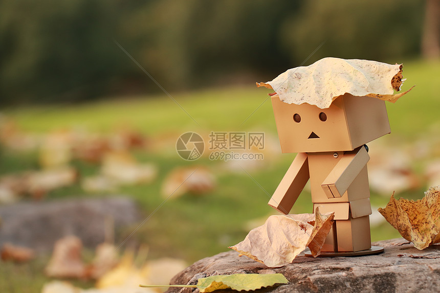 一只躲避夕阳的纸盒人