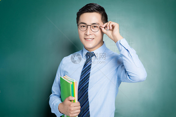 男性教师上课形象