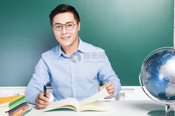 男性教师上课形象