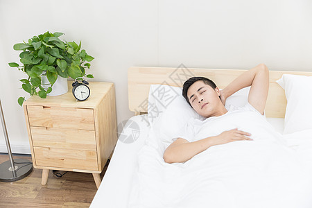 男性睡眠图片