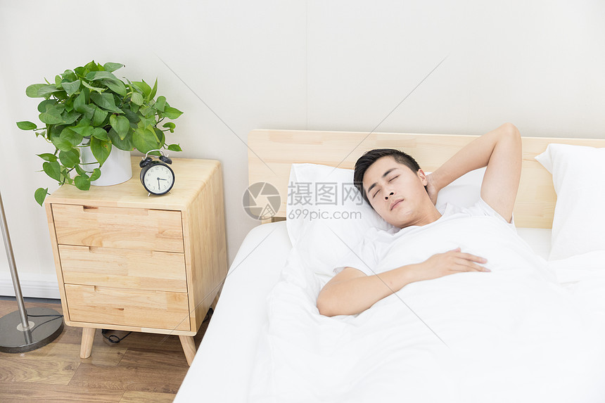 男性睡眠图片