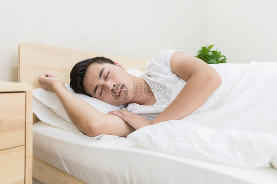 男性睡眠图片