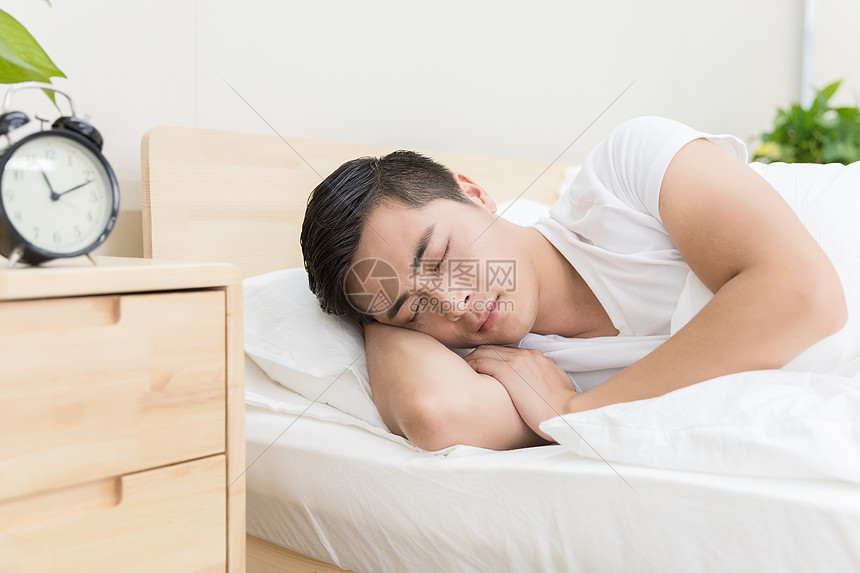 男性睡眠图片