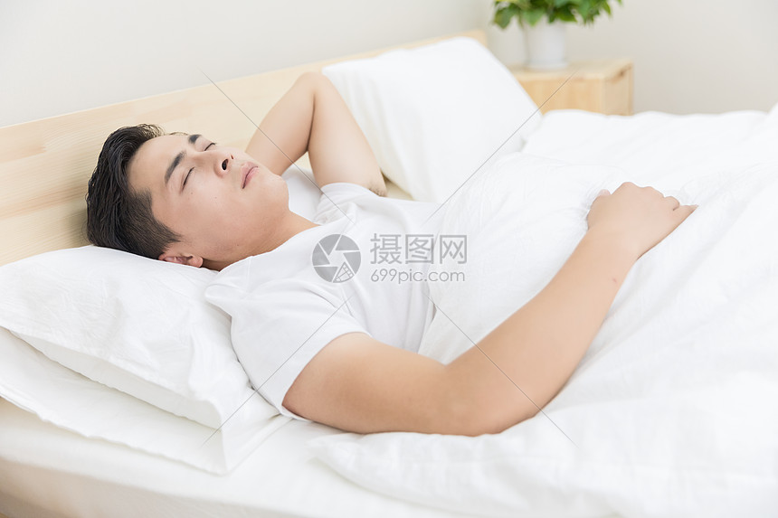 男性睡眠图片