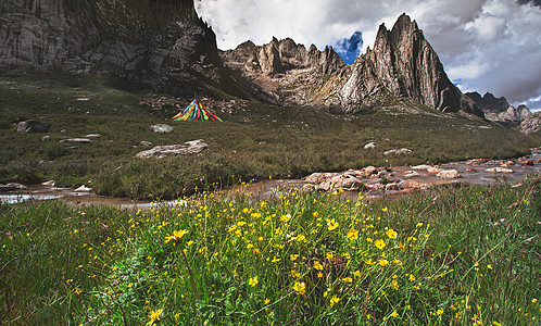 西部风景莲保叶泽山脉背景