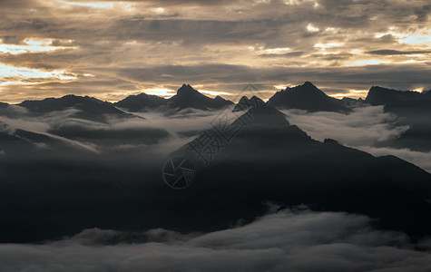 达瓦更扎山顶云海日出全景图片