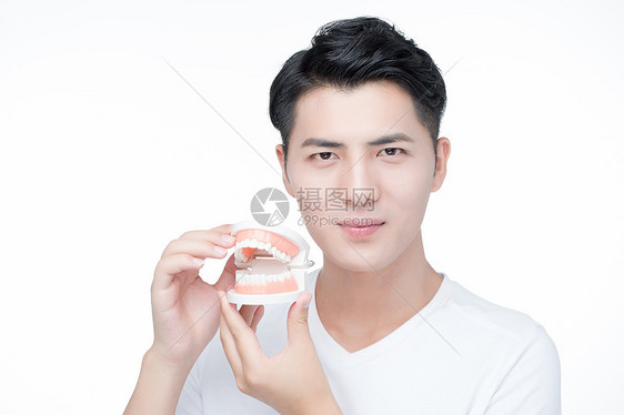 男性牙齿展示图片
