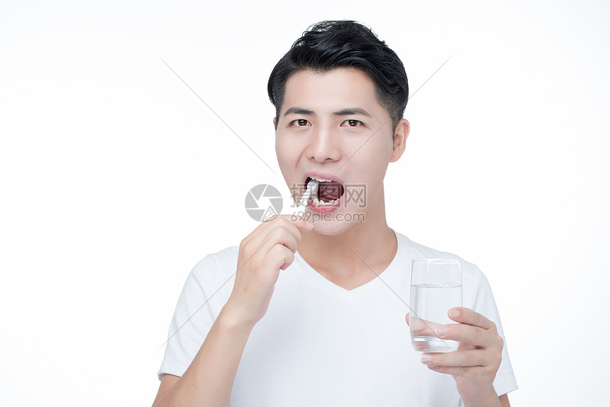 男性刷牙图片